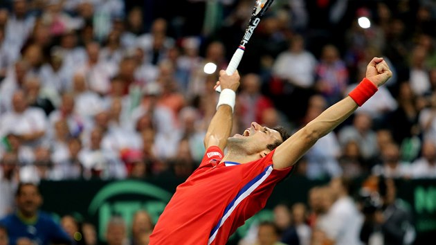 VTZSTV. Novak Djokovi slav ve finle Davis Cupu zisk bodu pro Srbsko. 