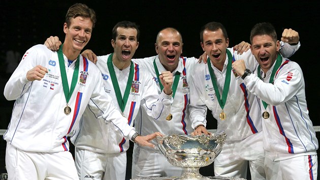 MSA JE NAE. Tom Berdych, Radek tpnek, Vladimr afak,  Luk Rosol a Jan Hjek  s trofej pro vtze Davis Cupu. 