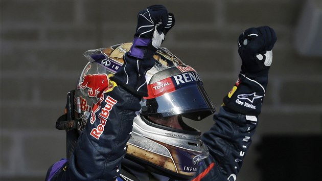 RUCE NAHOE. Sebastian Vettel slav triumf ve Velk cen USA. 