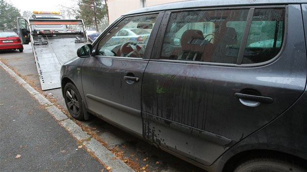 Auto eny, kterou tonk poplil iravinou, odvezla odtahov sluba. (18. listopadu 2013)