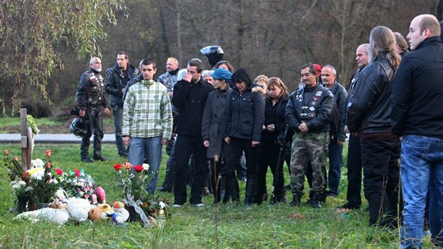 Kvtiny, svky, vzpomnky. V prvnm roce vro lopenick tragdie se na mst nehody seli lid.