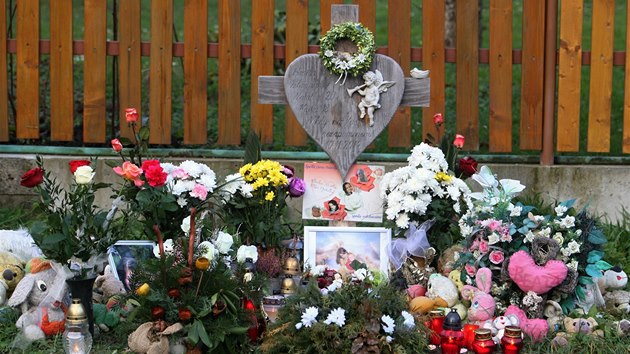 Dřevěný pomníček připomínal tragédii v Lopeníku. Při automobilových závodech tam zemřely čtyři mladé dívky.