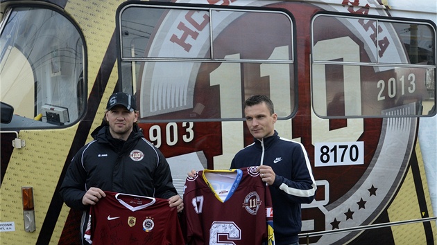 Spar�anská tramvaj. Na snímku jsou hokejista Petr Ton a fotbalista David Lafata.