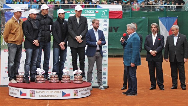 PROJEV K VTZM. f esk sportovn a prostjovskho tenisovho klubu Miroslav ernoek promlouv k vtzm Davis Cupu.