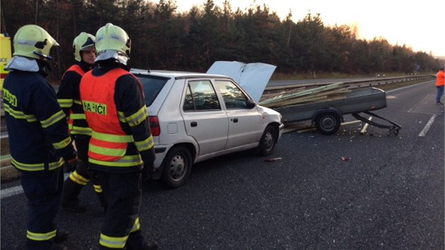 Nehoda dvou osobních aut uzavřela Strakonickou na 21. kilometru ve směru od Prahy.