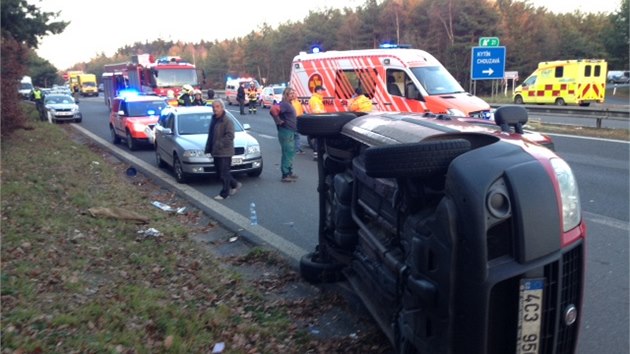 Nehoda dvou osobních aut uzavřela Strakonickou na 21. kilometru ve směru od Prahy.
