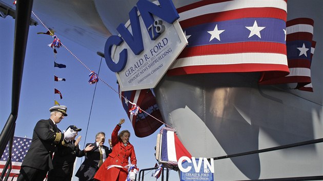 Slavnostnho ktu nejmodernj letadlov lodi USS Gerald Ford se zastnila i dcera nkdejho prezidenta Forda, Susan Fordov Balesov (v ervenm kabt).