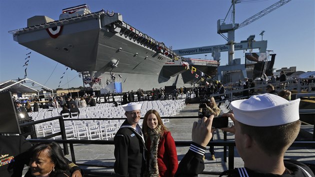 Prvn letadlov lo nov generace USS Gerald Ford je na jadern pohon. Trup je dlouh pes 300 metr.