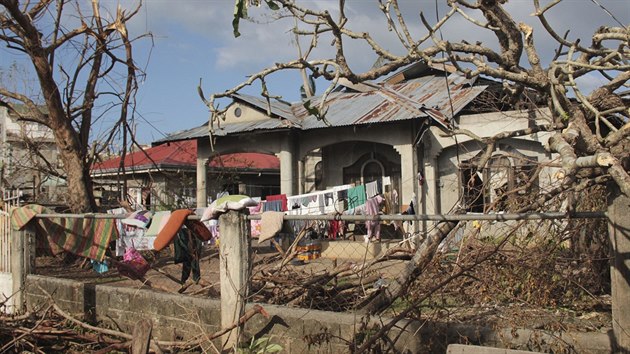 Obrzek zkzy z msta Daanbantayan na samm severu provincie Cebu. Zchrani s obtemi rozvej humanitrn pomoc do mst zasaench tajfunem, protoe jsou ponien silnice i letit.