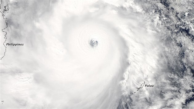 Tajfun Haiyan na snmku z druice, kter poskytla NASA.