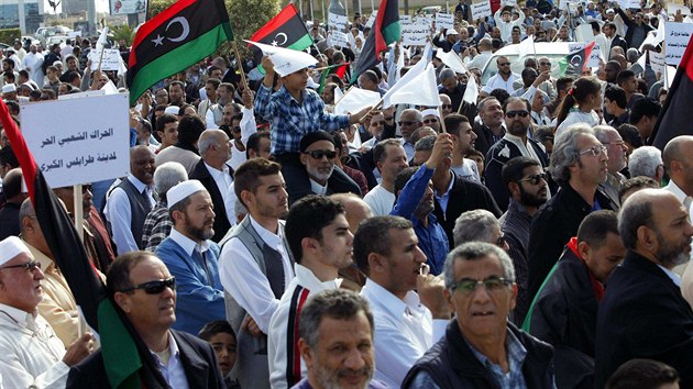 Obyvatel Tripolisu v ptek protestovali proti ozbrojenm milicm, kter jsou v libyjsk metropoli od svren bvalho dikttora Muammara Kaddfho mimo kontrolu ad.
