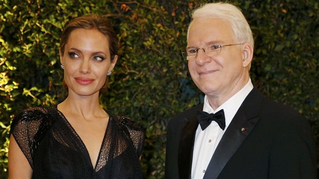 Na ptm ronku udlovn mimodnch cen byli ocenni Angelina Jolie a Steve Martin.