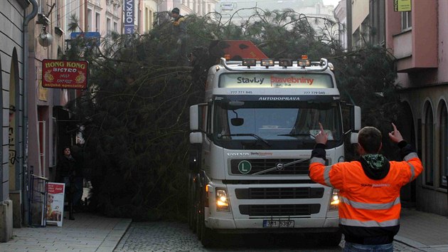 Pevoz olomouckho vnonho stromu pes centrum msta na Horn nmst. Jde o dvaadvacet metr vysokou borovici tkou vc zhruba sedm tun.