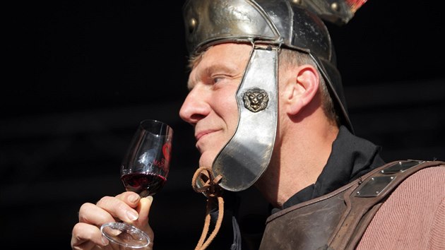Otvírání Svatomartinské vína 2013 v Brn na námstí Svobody: víno symbolicky...