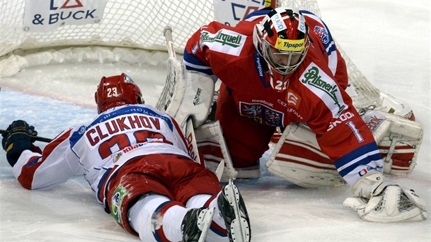 esk glman Jakub Kov zasahujeped padajcm Michailem Gluchovem z Ruska.