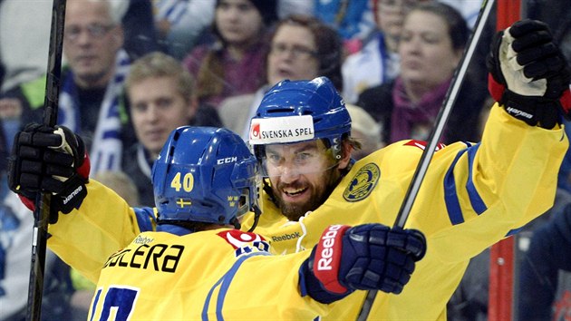 vdt hokejist Per Arlbrandt (vlevo) a Niklas Olausson se raduj z glu.