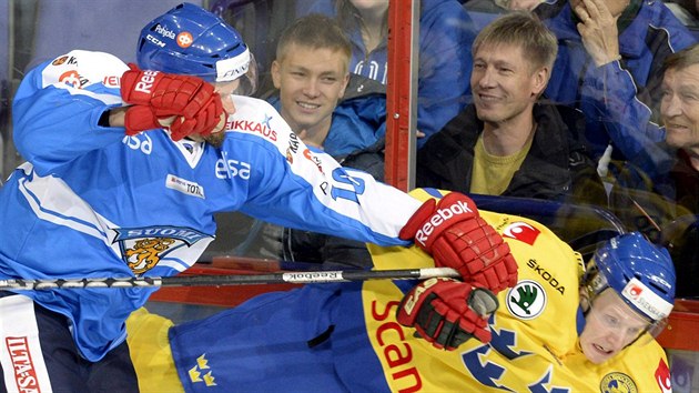 Jere Karalahti (vlevo) z Finska posl k ledu Joela Lundqvista ze vdska.