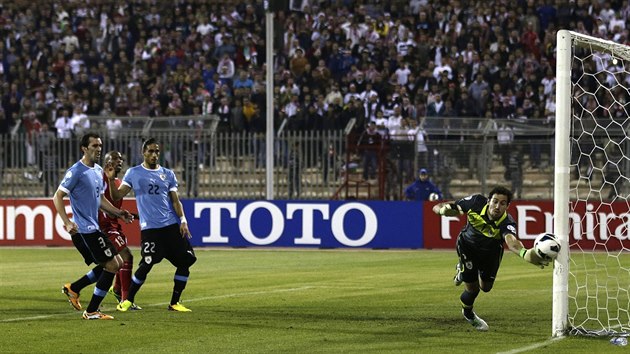 Uruguaysk glman Martin Silva (vpravo) zasahuje v duelu s Jordnskem.