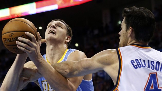 Timofej Mozgov (vlevo) z Denveru je faulovn Nickem Collisonem z Oklahoma City.