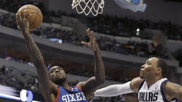 Tony Wroten (vlevo) z Philadelphie to na ko Dallasu, brzd ho Shawn Marion.