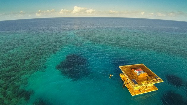 Plovouc podmosk hotelov buka na ostrov Pemba na Zanzibaru
