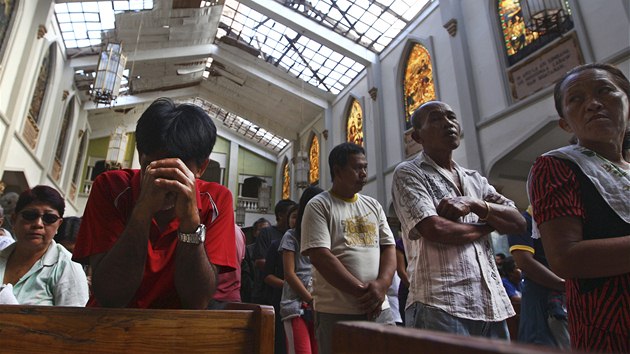 Filipnci se modl ve znienm kostelu v Taclobanu. 