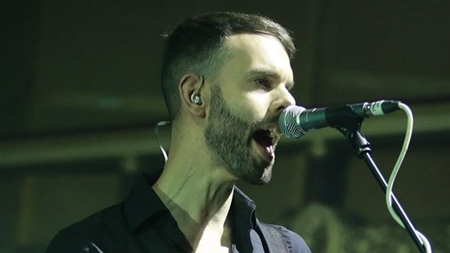 Stefan Olsdal z Placebo na turn k desce Loud Like Love 13.11. 2014 ve velkm sle prask Lucerny.