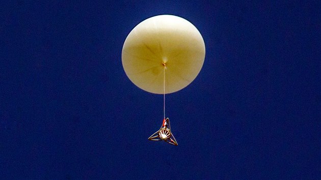 Stratosférický balón krátce po startu (16. listopadu 2013)