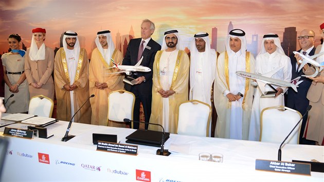 Zstupci Boeingu a Emirates podepsali smlouvu na koupi 150 letoun. Zleva doprava:  dubajsk korunn princ ejk Hamdn bin Mohammed  al-Maktm, mstopedseda vldy a ministr prezidentskch zleitost Spojench arabskch emirt ejk Mansr bin Zajed al-Nahjan, prezident Boeingu James McNerney, viceprezident SAE ejk Mohamed bin Rad al-Maktm, pedseda a vkonn editel spolenosti Emirates Airline a Group  Ahmed bin Sad al-Maktm, zstupci Qatar Airways a David Joyce, vkonn editel spolenosti GE Aviation. (18. listopadu 2013)
