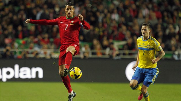 KROCEN ME. Portugalec Cristiano Ronaldo chce uprchnout Mikaelu Lustigovi ze vdska.