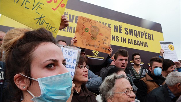 Pedseda parlamentu Ilir Meta mluv k demonstrantm. 