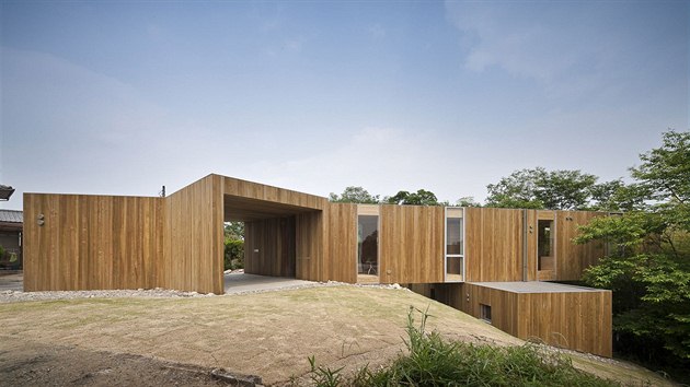 Dům navrhlo studio UID architects. To před deseti lety založil a vede architekt Keisuke Maeda.