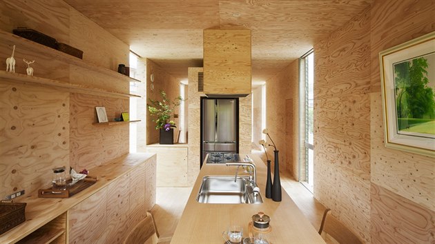 Dřevo je nejdůležitějším materiálem i v interiéru. Stěny i stropy jsou v celém domě z překližky, podobně jako vestavěný nábytek.