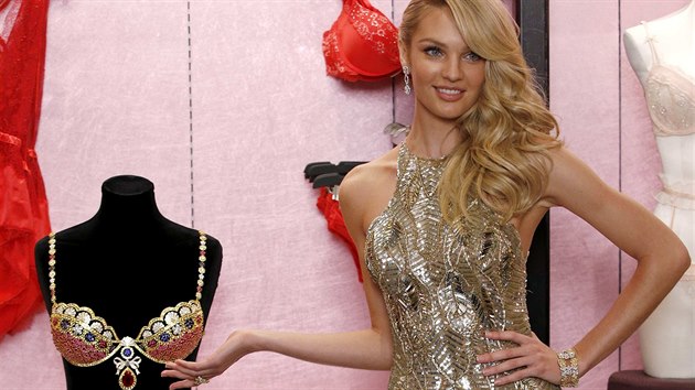 Modelka Candice Swanepoelov a luxusn podprsenka od Victoria's Secret pro rok 2013 Royal Fantasy Bra v hodnot 10 milion dolar (6. listopadu 2013)