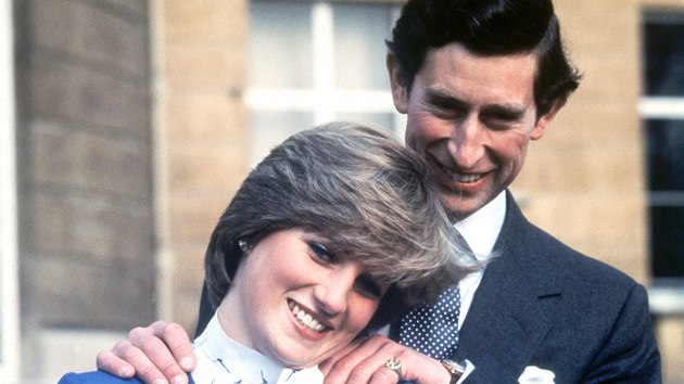 Princ Charles a Diana Spencerov oznmili zsnuby 21. nora 1981.