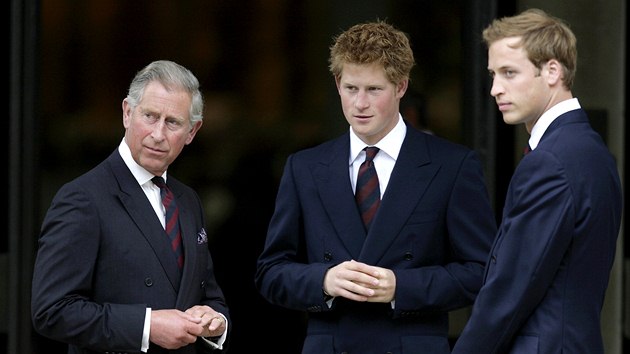 Princ Charles a jeho synov Harry a William (31. srpna 2007)
