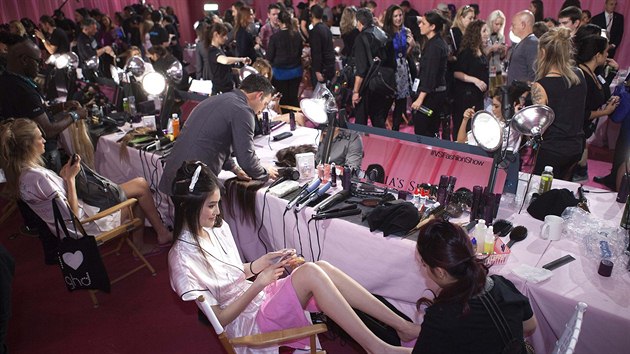 Adriana Lima a jej kolegyn ped pehldkou Victoria's Secret (13. listopadu 2013)