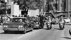 Tsn ped atentátem. Kennedyho kolona projídí ulicemi Dallasu.