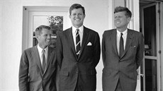 Brat�i Kennedyové v Bílém dom�. Zleva Robert, Edward a John. (28. srpna 1963)