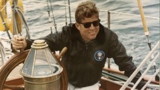 Kennedy na palubě jachty pobřežní stráže u pobřeží Maine (12. srpna 1963)