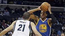 CO UDLÁM? Andre Iguodala Z Golden State se snaí obelstít Tayshauna Princea z