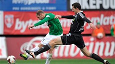 Úto�ník Jablonce Michal Hubník st�ílí gól. Vpravo je obránce P�íbrami Tomá�