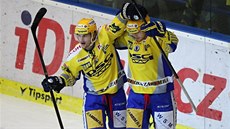 Hokejisté Zlína slaví gól v utkání s Chomutovem.