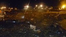 Fotografie z místa nehody boeingu 737-500 na letišti v Kazani
