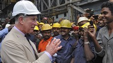 Britský princ Charles hovoí s pracovníky bhem své návtvy v indické Kói...