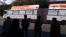 Autobus s vulgárními nápisy na Smíchovském nádra�í v Praze pobou�il cestující