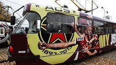 MY JSME SPARTA! Bok fotbalové tramvaje zdobí obrázek radujících se hrá.
