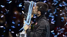 VÍTZNÝ POLIBEK. Novak Djokovi si uívá trofeje pro ampiona Turnaje mistr.