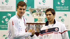 PED BITVOU. Takhle si podali ruce po losování finálového zápasu Tomá Berdych...