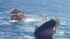 Potáp�jící se tanker Prestige na snímku z 19. listopadu 2002. P�i havárii...